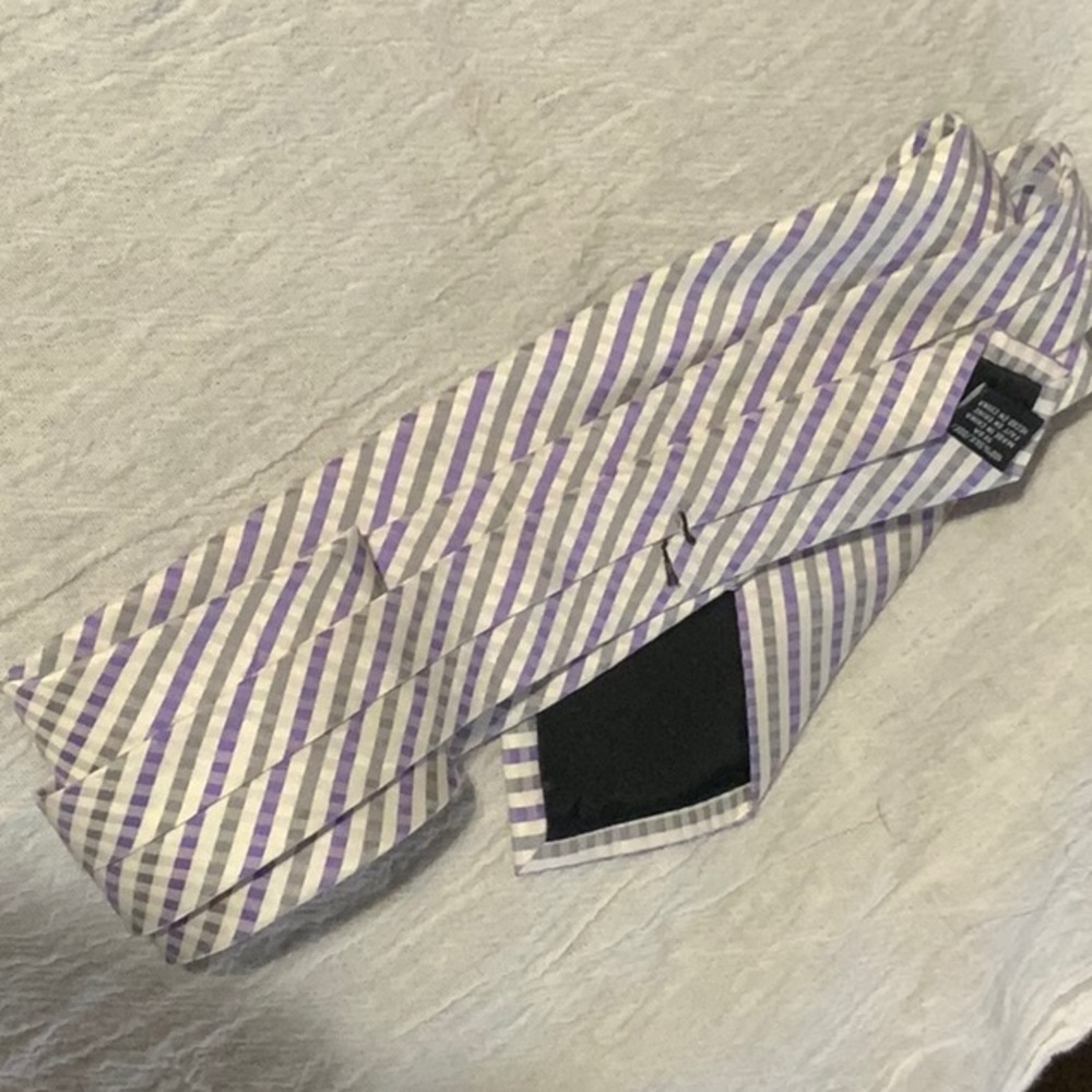 It is a Silver vanheusen tie 9$